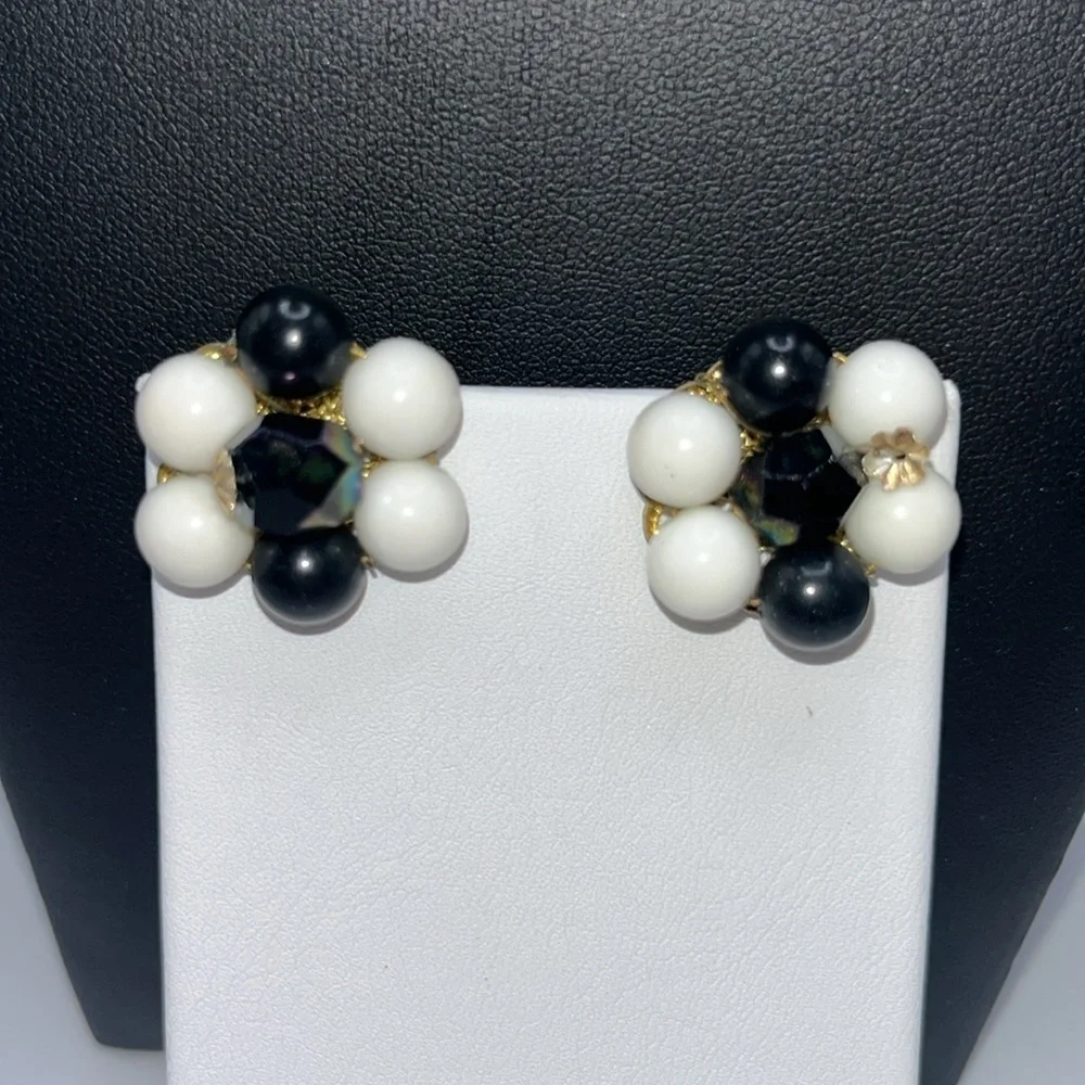 Vintage Japan MCM black white iridescent beaded necklace+ clip on earrings